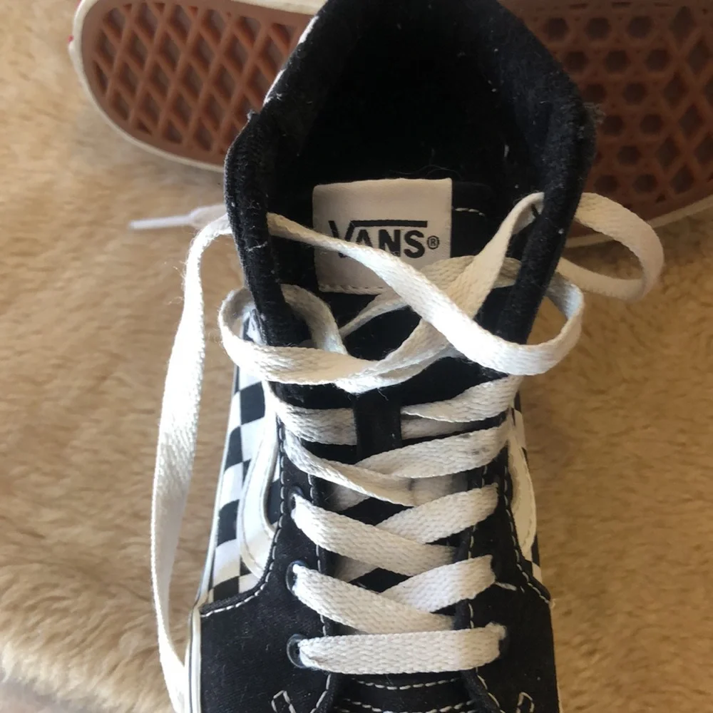 Vans Black and White Sneakers with Bold Stripes. 3331 - Picture 7 of 8